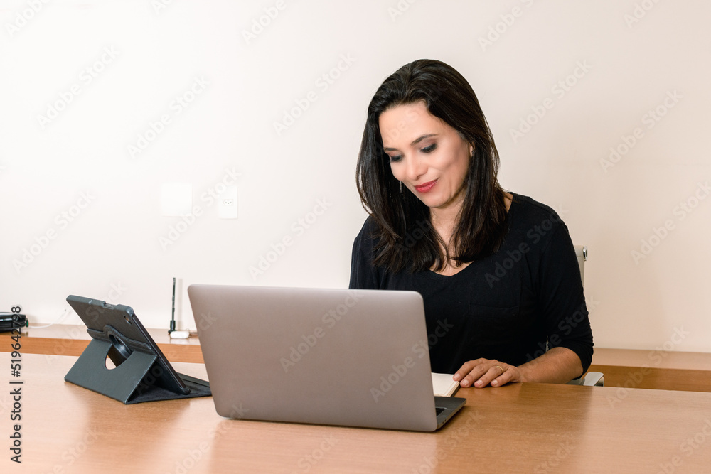 Mulher morena executiva com computador e visual agradável Mulher morena executiva com computador e visual agradável