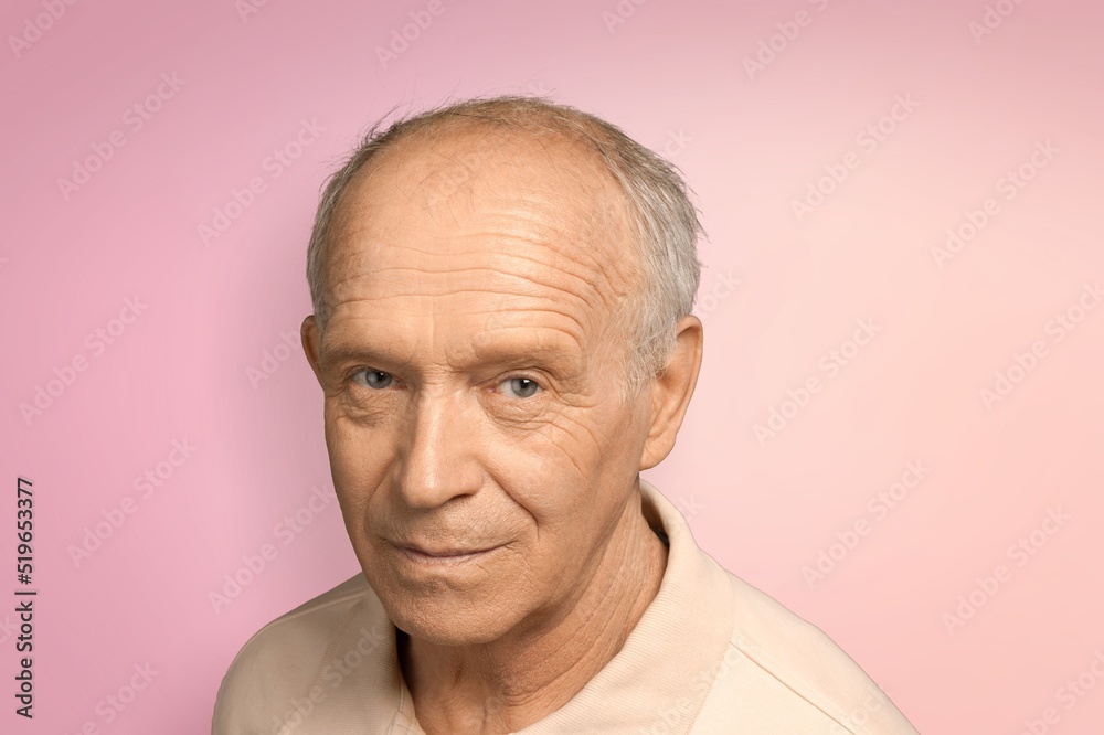 Obraz premium Nice old grey man posing on the color background
