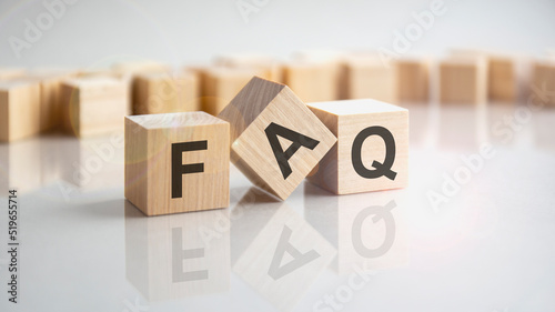 Konstfotografi text faq shot form on wooden block