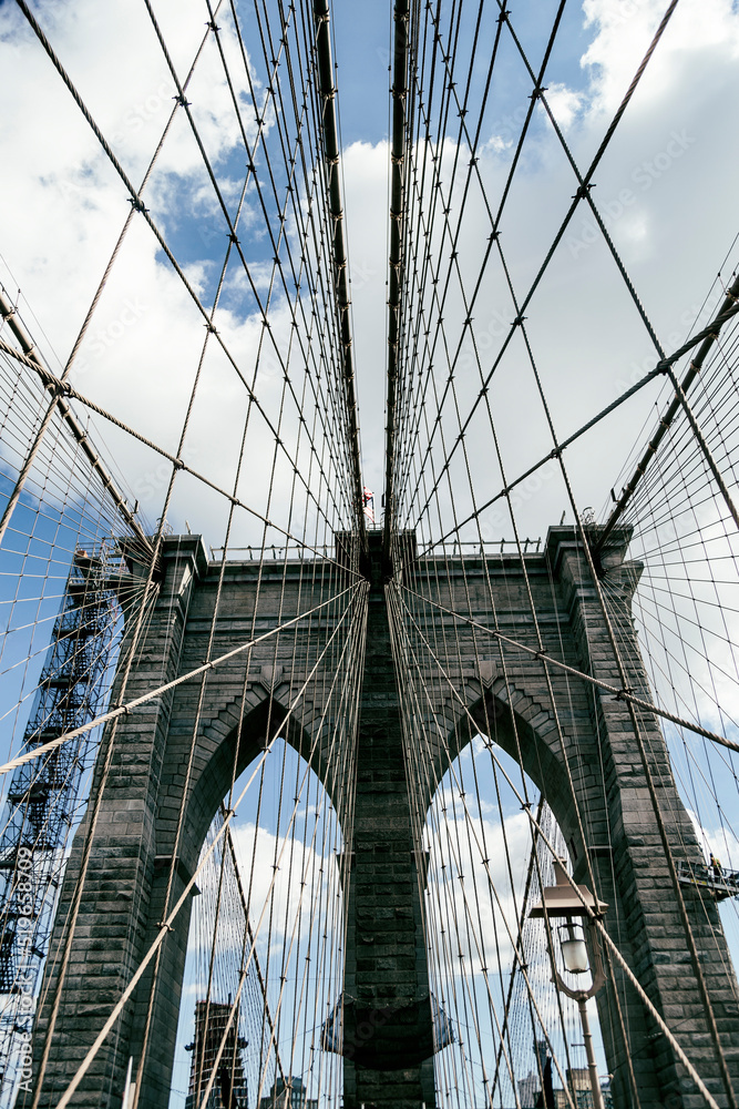 Fototapeta premium Walking across the Brooklyn Bridge