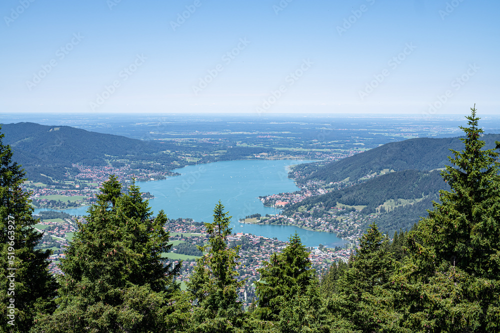 Tegernsee bei strahlendem Sonnenschein im Sommer in Bayern von oben