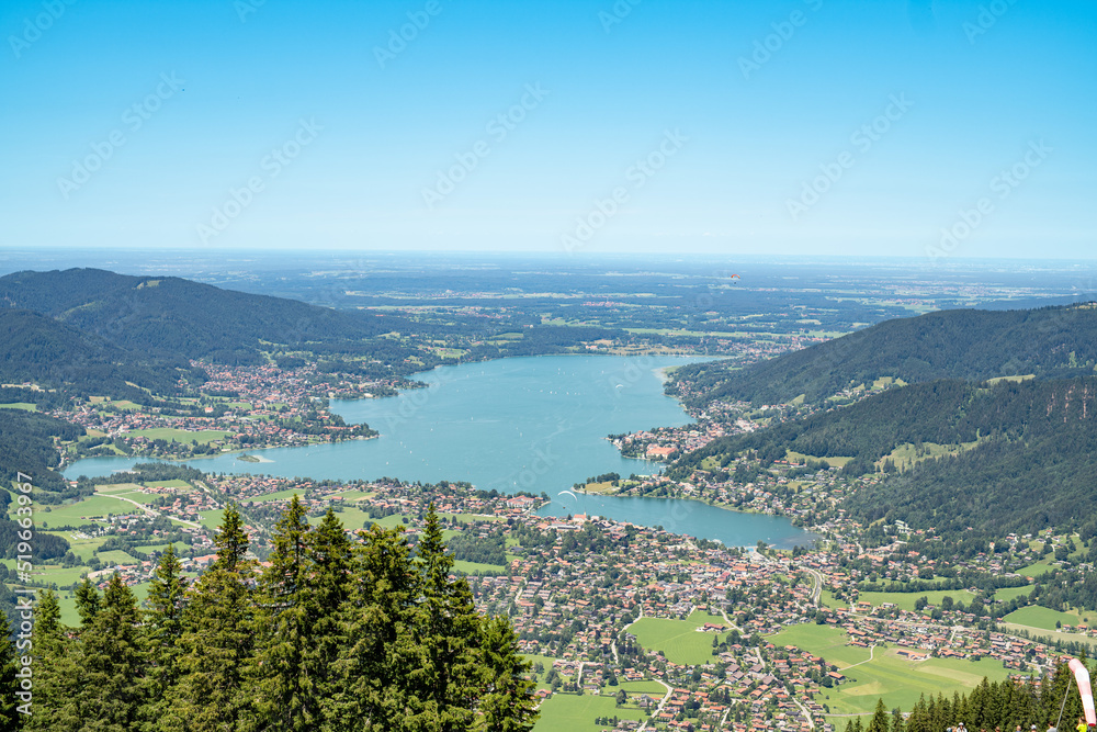 Tegernsee bei strahlendem Sonnenschein im Sommer in Bayern von oben Tegernsee bei strahlendem Sonnenschein im Sommer in Bayern von oben