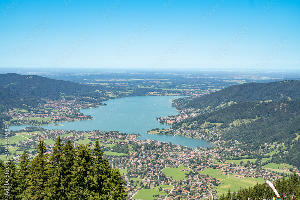 Tegernsee bei strahlendem Sonnenschein im Sommer in Bayern von oben