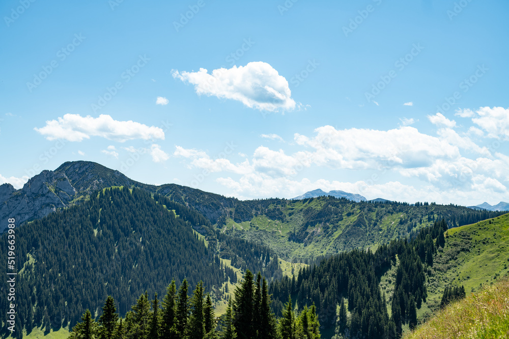 Fototapeta premium Mangfallgebirge Voralpen Tegernsee Bayern an herrlichem Sommertag