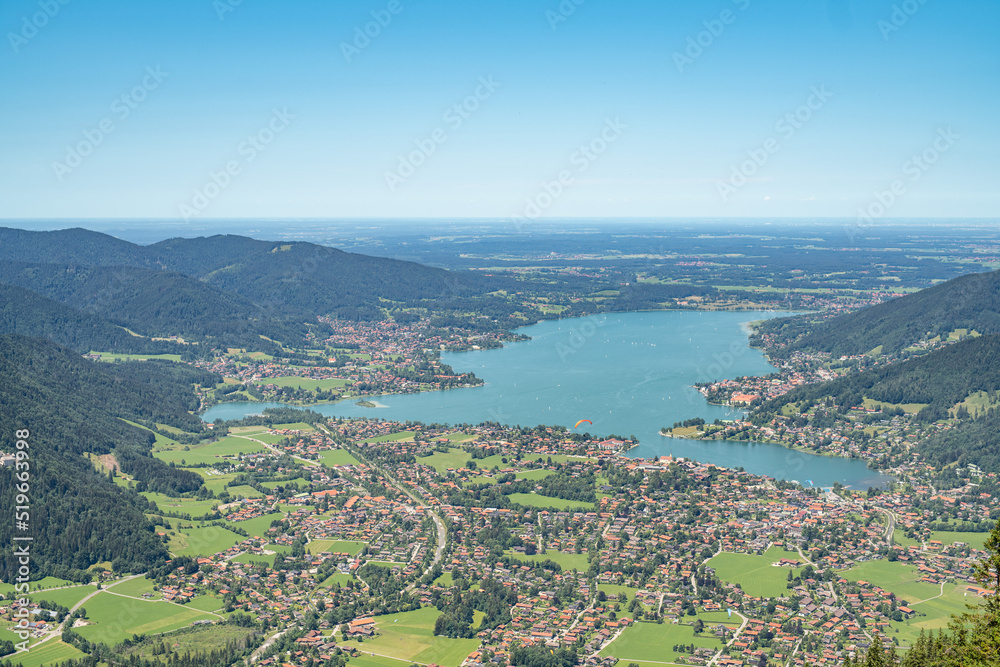 Tegernsee bei strahlendem Sonnenschein im Sommer in Bayern von oben