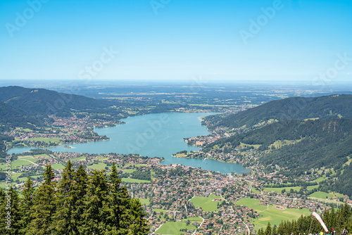 Fototapeta Naklejka Na Ścianę i Meble -  Tegernsee bei strahlendem Sonnenschein im Sommer in Bayern von oben