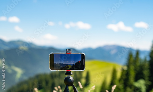 Obraz na płótnie Smartphone auf Stativ filmend das Gebirge der Alpen w salonie