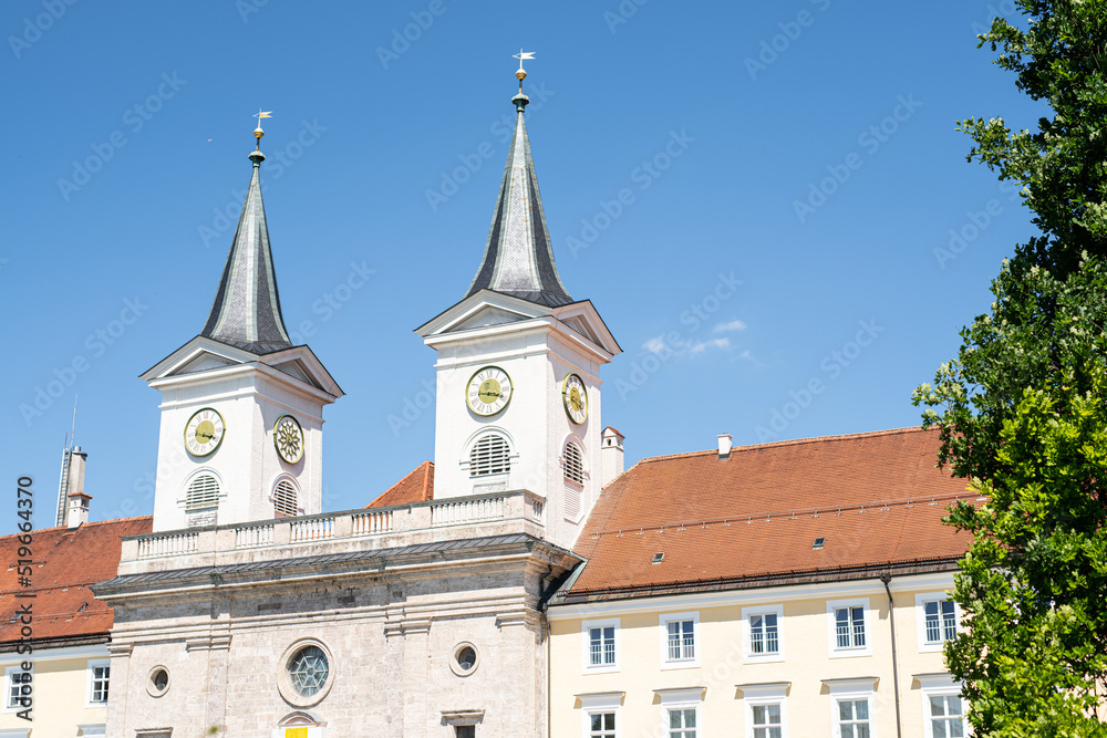 Herzogliches Schloss Tegernsee ehemaliges Kloster bei strahlendem Sonnenschein im Sommer