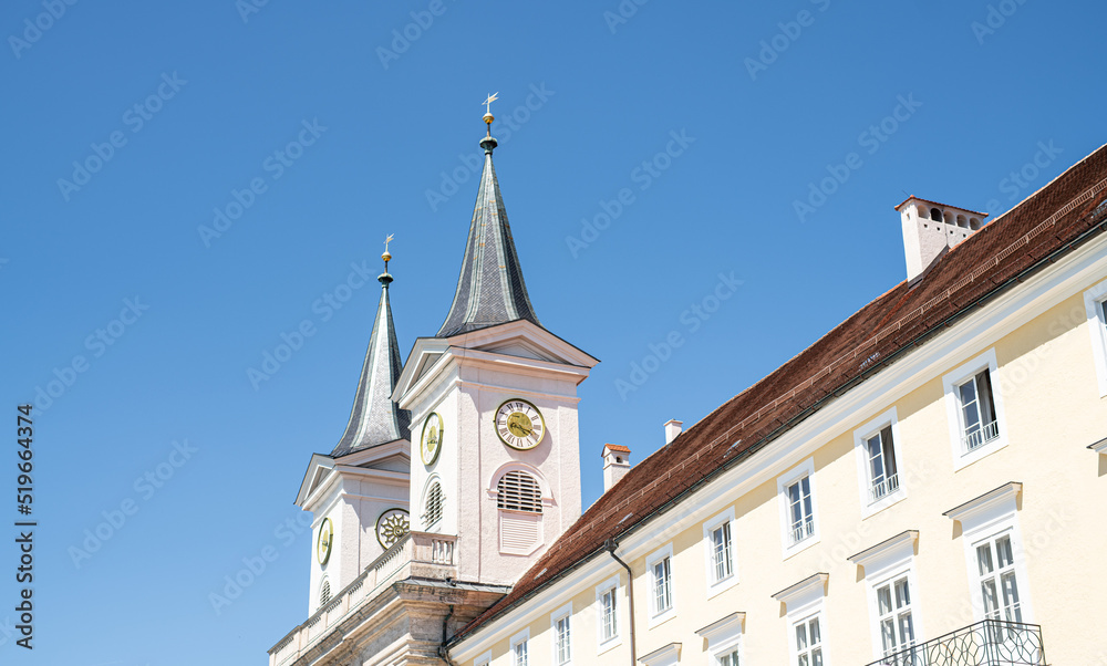 Herzogliches Schloss Tegernsee ehemaliges Kloster bei strahlendem Sonnenschein im Sommer