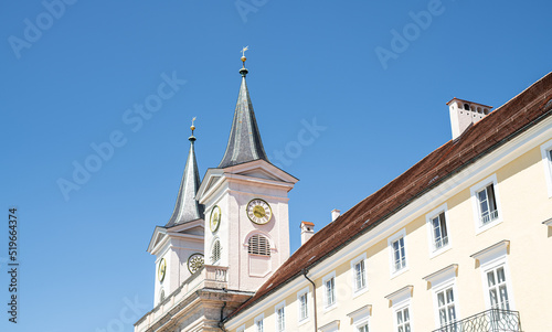 Obraz na płótnie Herzogliches Schloss Tegernsee ehemaliges Kloster bei strahlendem Sonnenschein im Sommer w salonie