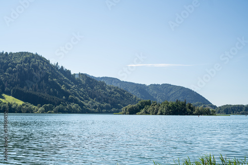Schliersee in Bayern an einem schönen Sommertag bei strahlendem Sonnenschein