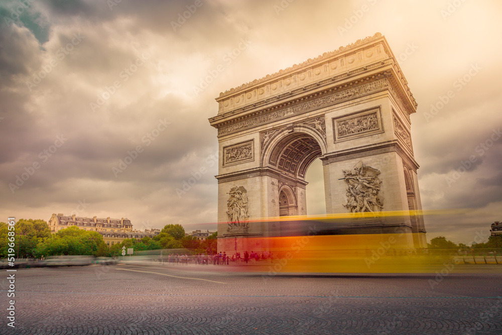 Fototapeta premium Triumphal Arch in Charles de Gaulle square with blurred cars, Paris