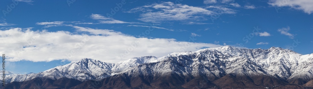 Montañas nevadas con cielo azul y nubes Montañas nevadas con cielo azul y nubes