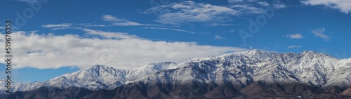 Fototapeta Naklejka Na Ścianę i Meble -  Montañas nevadas con cielo azul y nubes