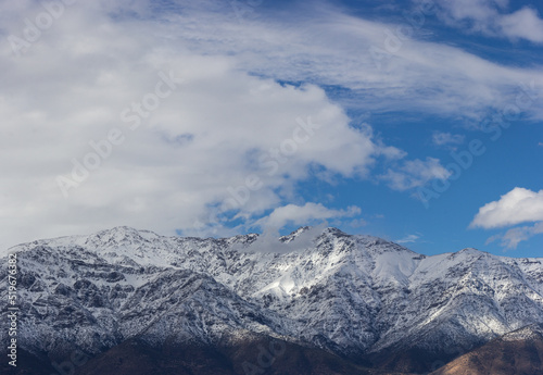 Montañas nevadas con cielo azul y nubes © JosePabon