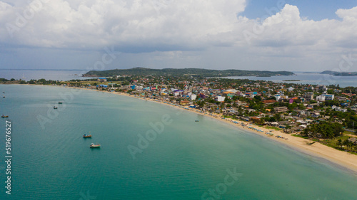 Cuadro en lienzo Top view of city of Trincomalee with hotels on the beach
