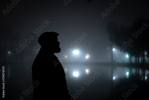 Silueta de hombre con neblina en la noche