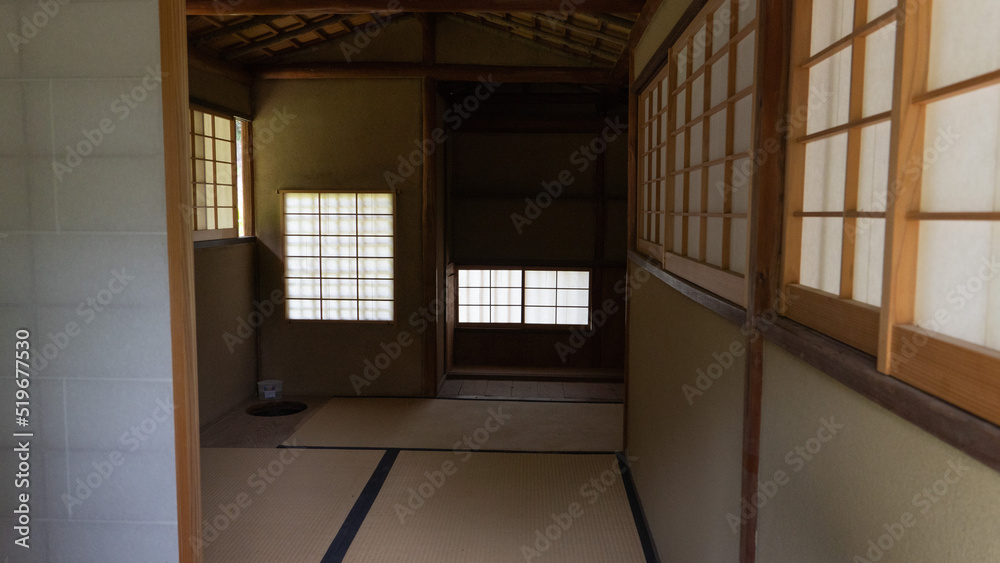 Obraz premium 薄暗く畳のある古い日本家屋