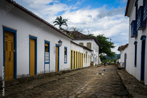 Fototapeta Naklejka Na Ścianę i Meble -  Street of the historic city of Paraty, State of Rio de Janeiro, Brazil, with the ancient buildings and a blue sky. Taken with a Nikon D750 24-120 lens at 1/2500 f 4.0,  ISO 200. Date: Jan 03, 2018