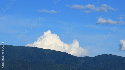 山と湧き上がる夏の雲