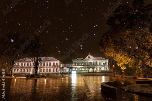 金沢の雪降る夜にライトアップされた国立工芸館