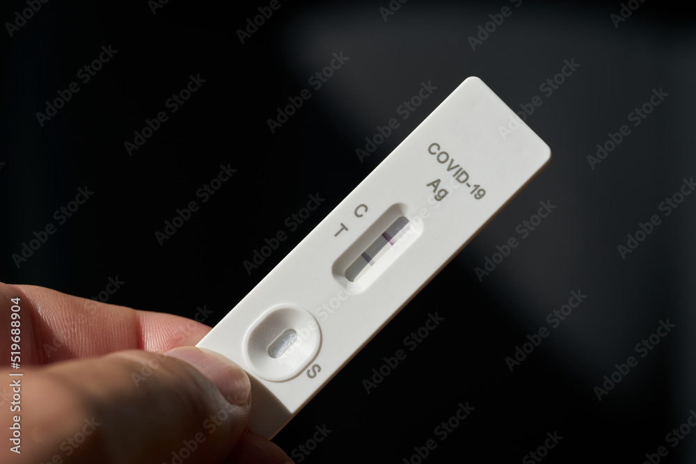 Selbst durchgeführter Corona Antigen Schnelltest mit einem positiven Testergebnis Selbst durchgeführter Corona Antigen Schnelltest mit einem positiven Testergebnis