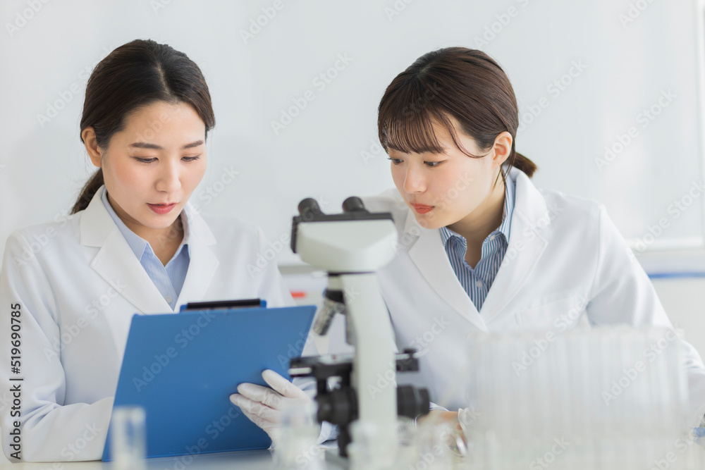 研究をする白衣の女性 研究をする白衣の女性