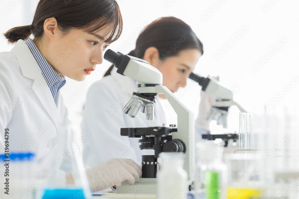 顕微鏡を覗く白衣の女性