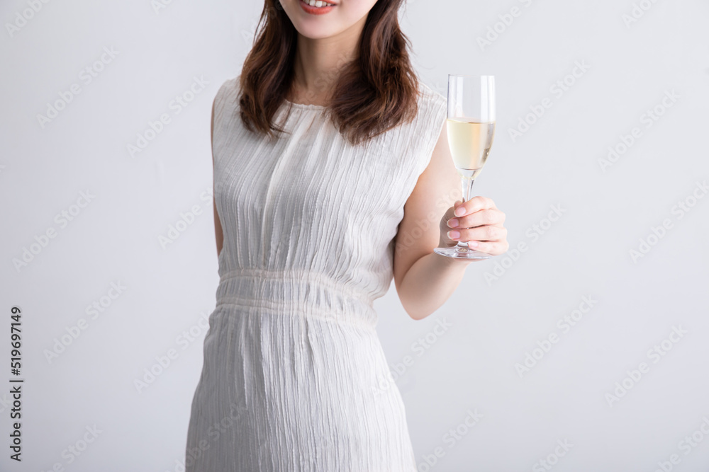 シャンパングラスを持って微笑む女性　Marriage activity	