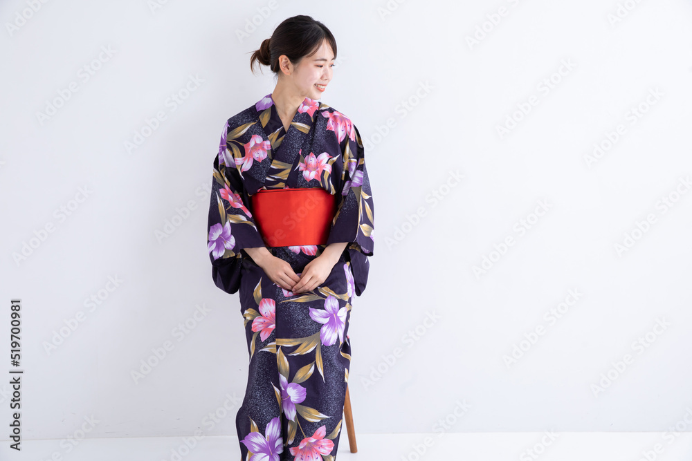 浴衣を着て椅子に腰掛ける女性　Japan	