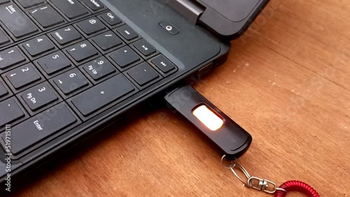 inserting flash into laptop port, laptop on the table