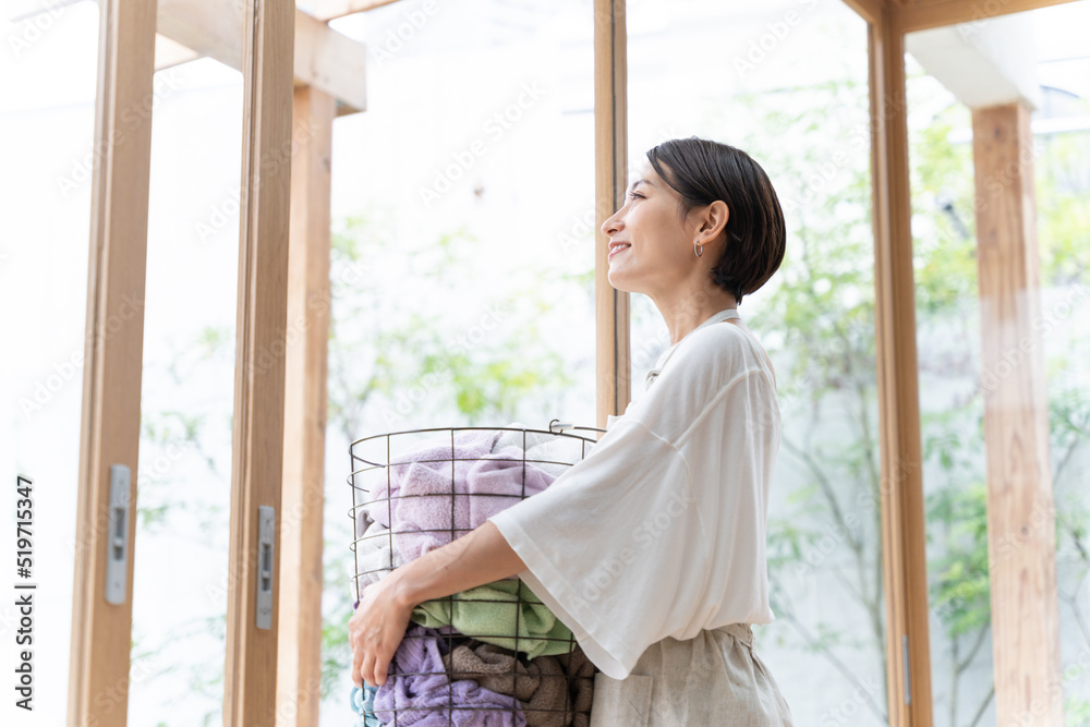 洗濯をするミドル女性(家事・主婦・家) 洗濯をするミドル女性(家事・主婦・家)