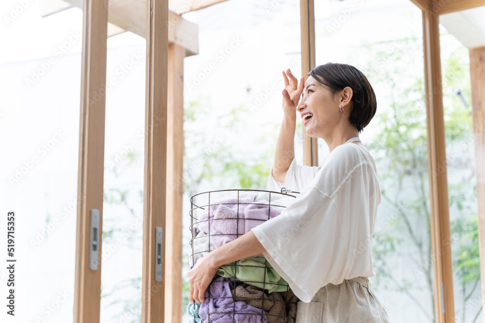 洗濯をするミドル女性（家事・主婦・家）