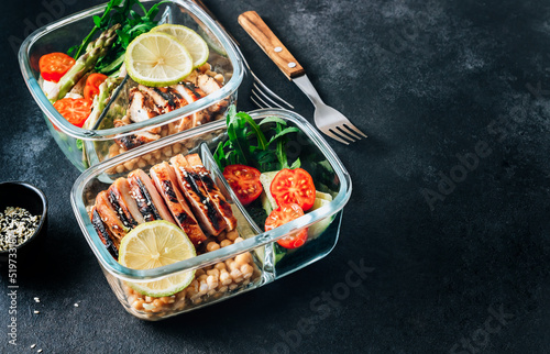 Foto Healthy lunch box with chicken, chickpeas and vegetables.