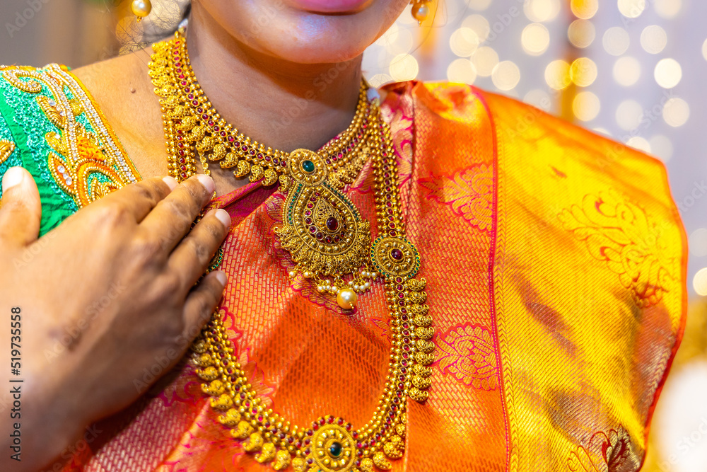 South Indian Tamil bride's wearing her traditional golden necklace