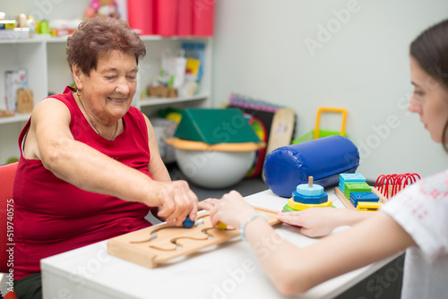 Old senior woman exercising on physical therapy with help of the physiotherapist Fototapet
