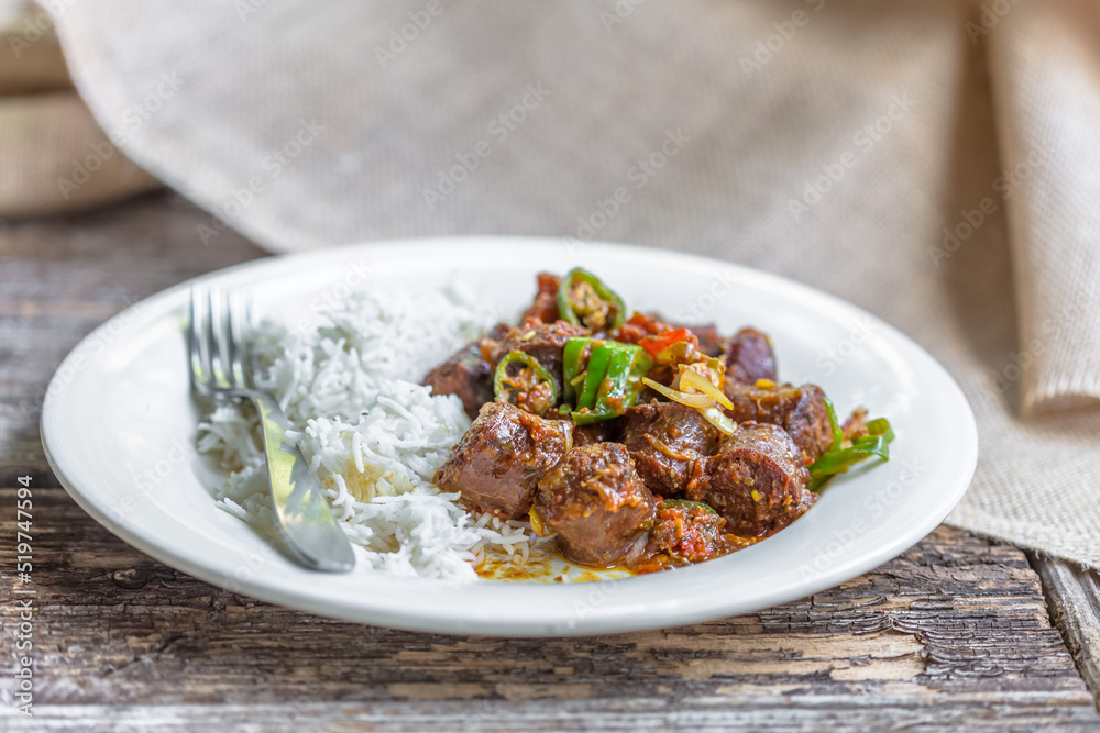 Assiette de rougail saucisses fumées à la créole Assiette de rougail saucisses fumées à la créole