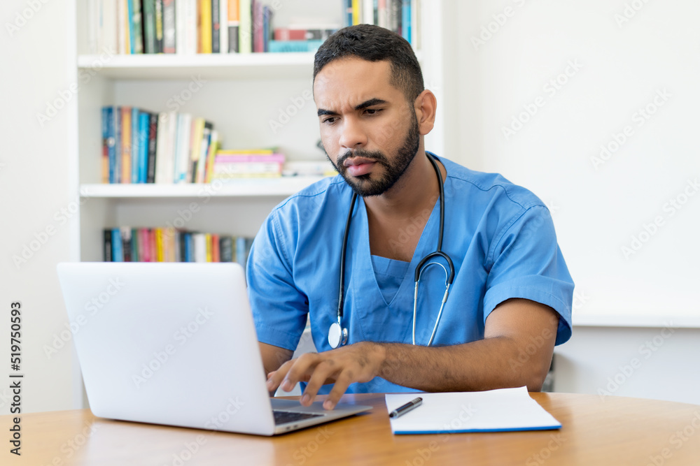 Junger Medizinstudent lernt am Computer Junger Medizinstudent lernt am Computer