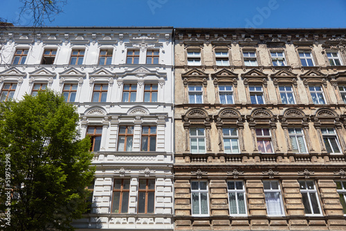 Vergleich von Fassadensanierung vorher und nachher © Robert Kneschke
