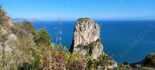 Tableau sur toile Rock over the sea