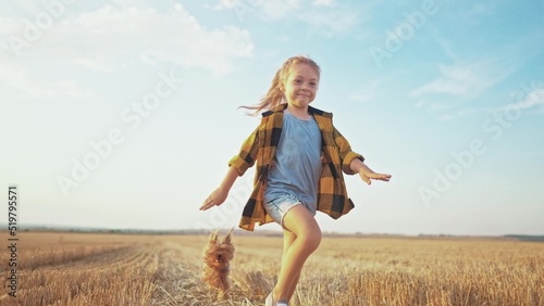 Photo girl and dog running