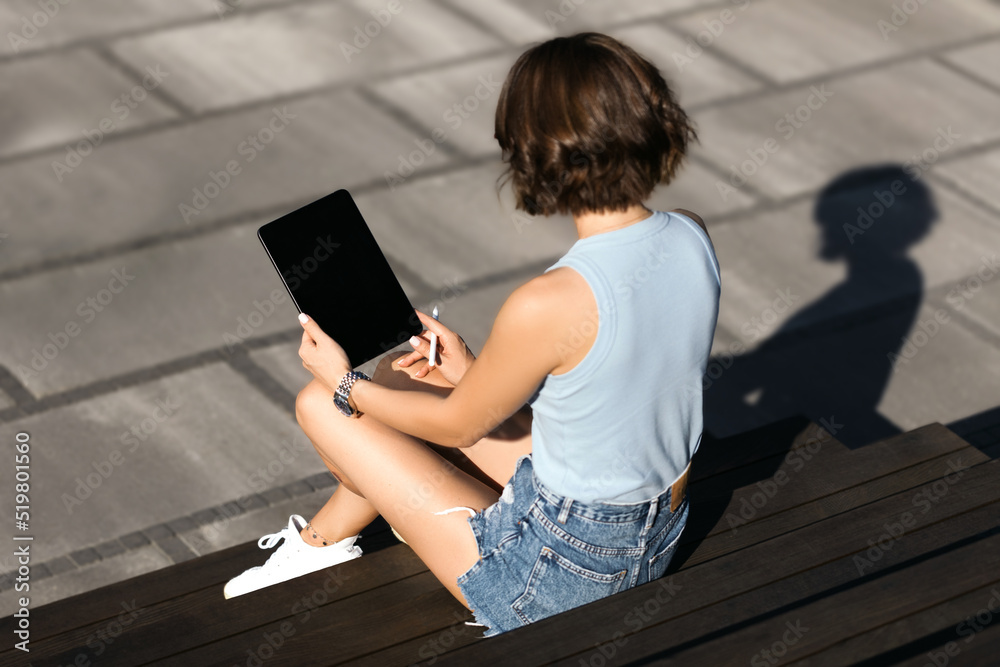 Obraz premium Portrait of a Successful Business woman Using tablet