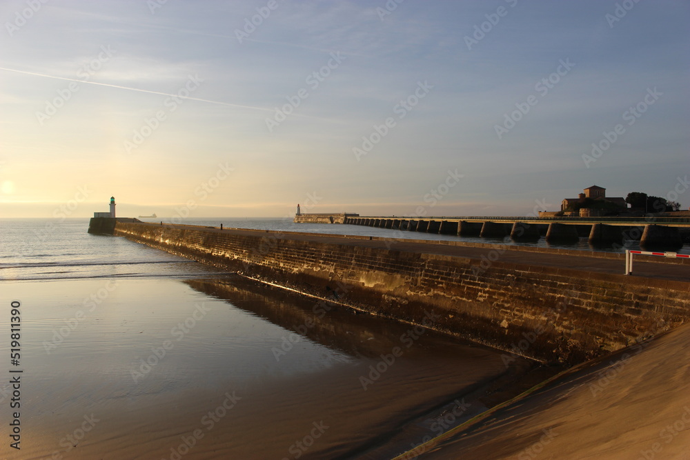 Les jetées aux Sables-d'Olonne au lever du jour