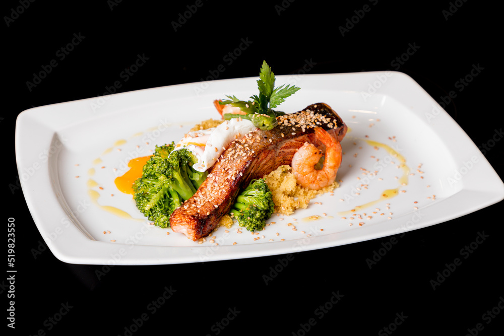 Salmão com Cous Cous, Legumes e Camarão Salmão com Cous Cous, Legumes e Camarão