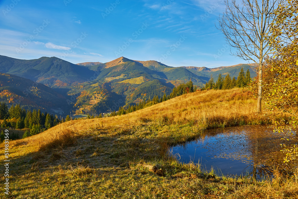 Obraz premium Amazing mountain landscape with colorful vivid sunset on the cloudy sky, natural outdoor travel background.