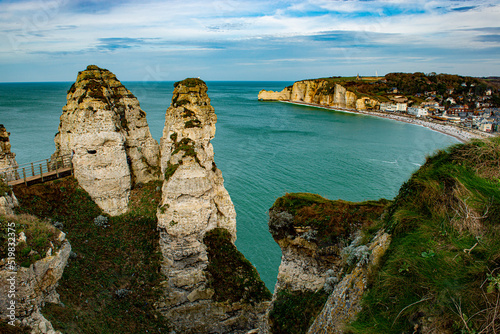 Fotografia Panorama des falaises d'Etretat en Normandie, France.