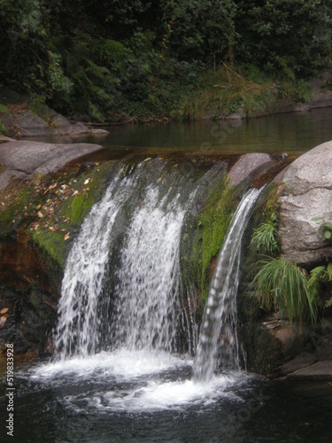 salto de agua en el rio