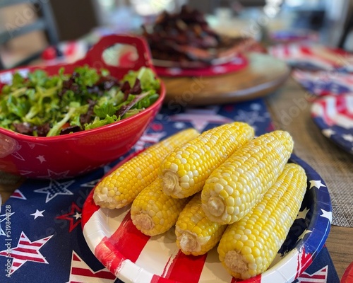 Obraz na plátně Fresh, shucked corn on the cob ready to eat with red, white, and blue decor