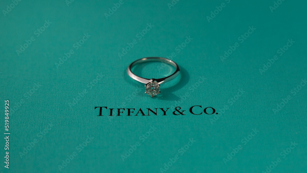 Fotka „MOSCOW, RUSSIA - JUNE 09, 2021: The Tiffany Iconic Engagement  Diamond Ring in Platinum.Tiffany & Co. is an American luxury jewelry and  specialty retailer headquartered in New York City.“ ze služby
