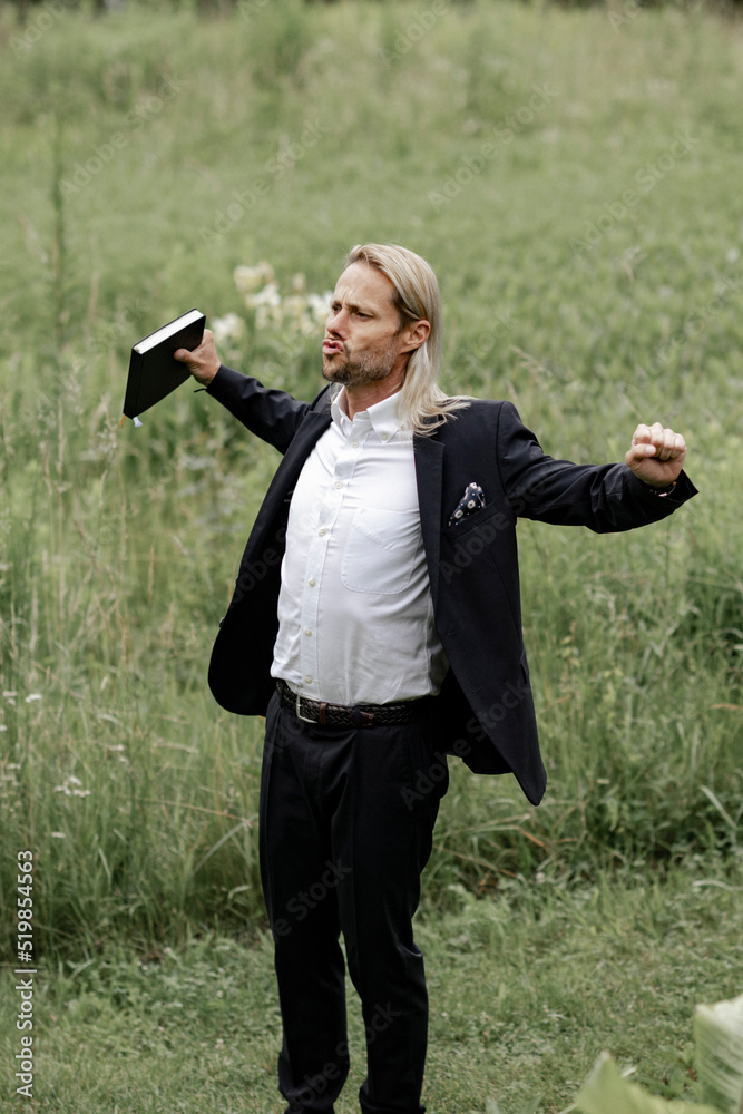 Geschäftsmann im Businessoutfit im Grünen Geschäftsmann im Businessoutfit im Grünen